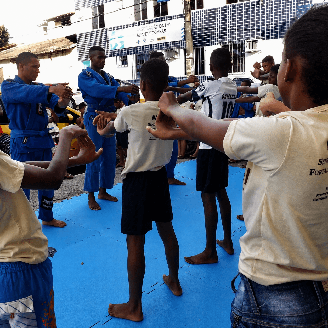 Crianças em treino de Jiu-Jitsu na comunidade da Polêmica