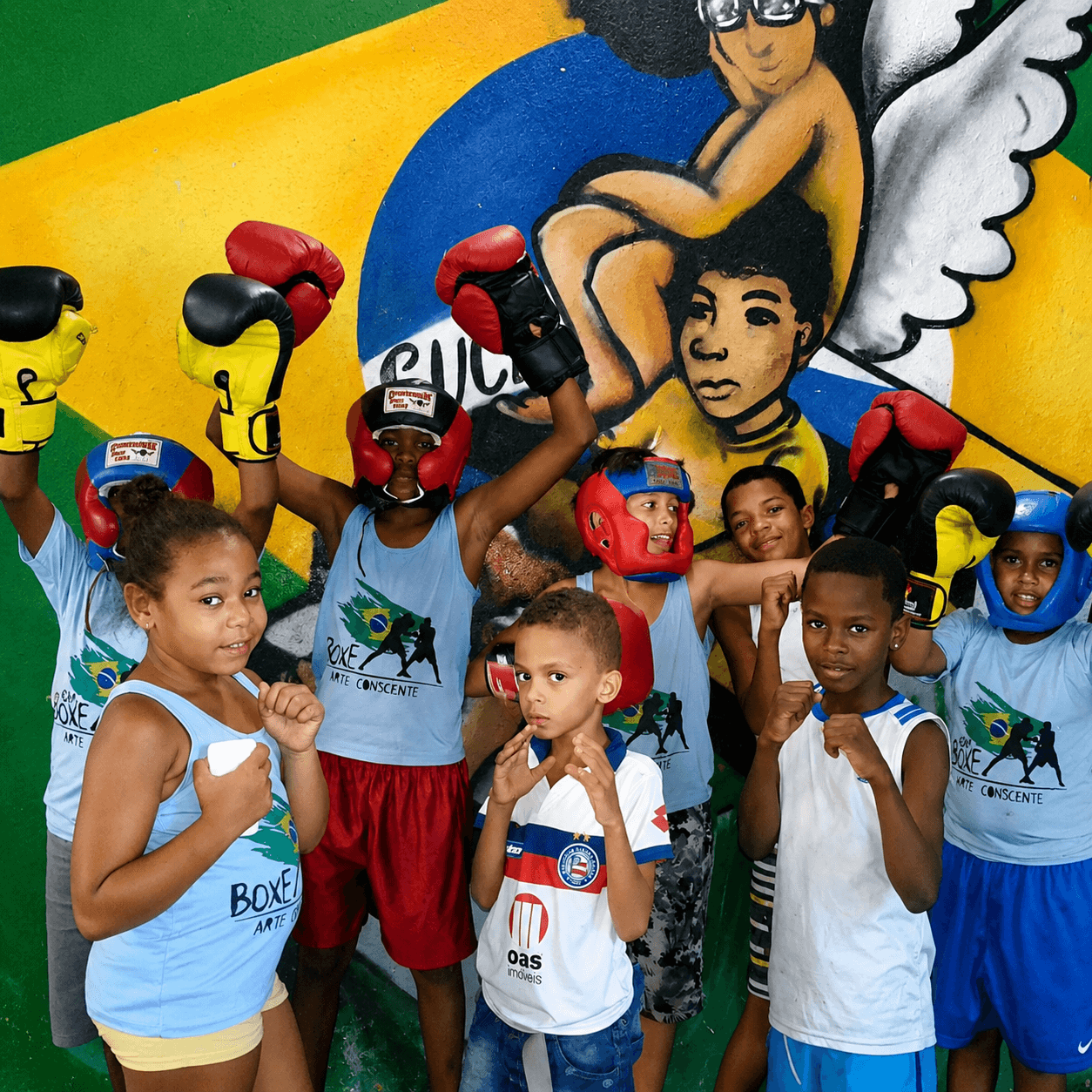 Adolescente treinando boxe com luvas
