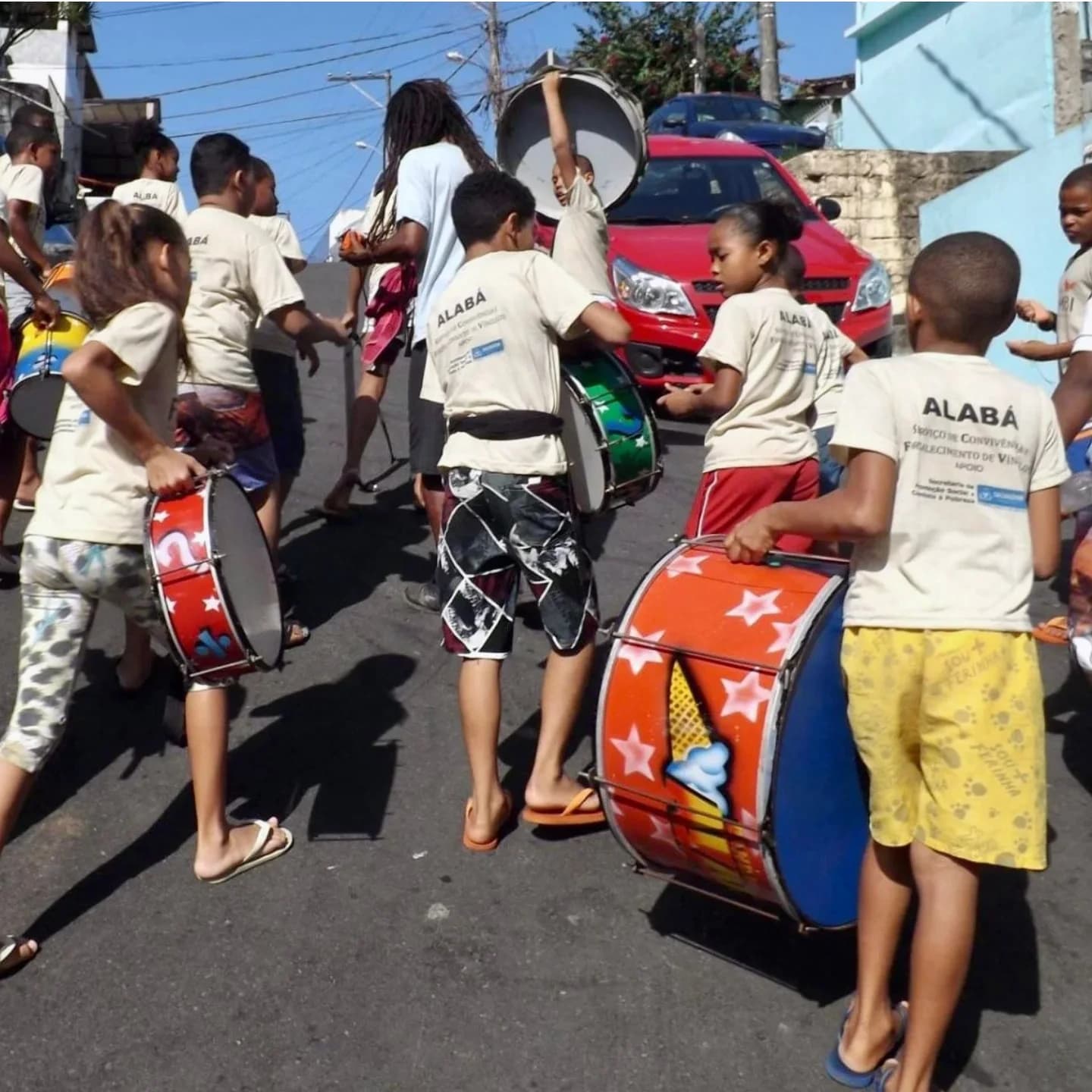 Crianças e educadores em atividade no Instituto Convergir