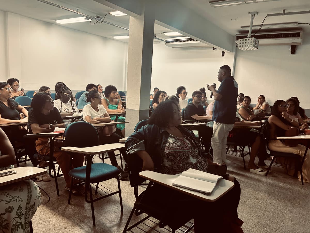 Estudantes em sala de aula do cursinho popular Orunmilá