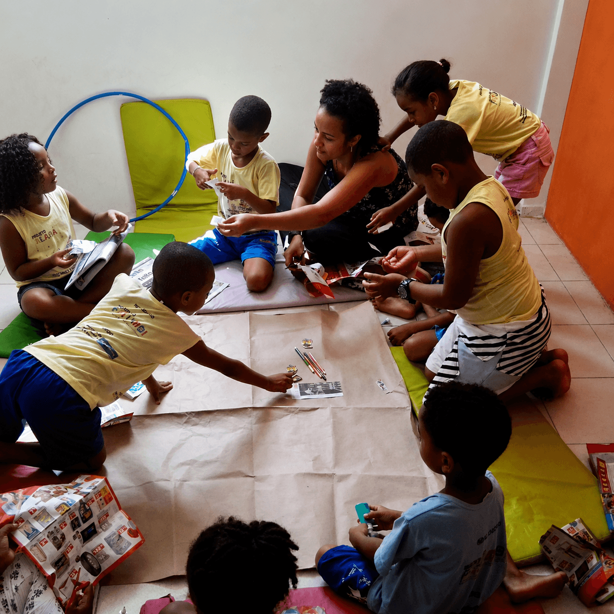 Crianças e educadores em atividade no Instituto Convergir